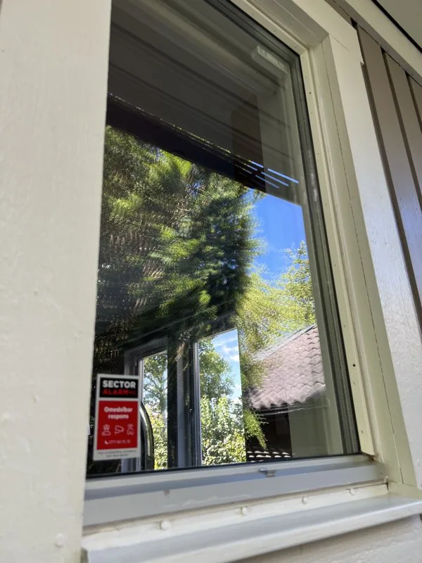 Skinande rent fönster med himmelsbild